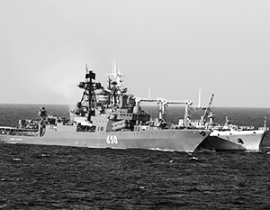 Корабль ВМФ России в открытом море принимает топливо от танкера