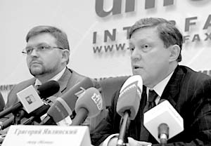 Лидер СПС Никита Белых и лидер «Яблока» Григорий Явлинский во время совместной пресс-конференции