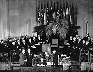 Государственный секретарь Дин Ачесон подписывает договор об атлантической обороне США 4 апреля 1949 года в Вашингтоне
