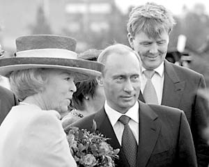 Королева Нидерландов Беатрикс и президент России Владимир Путин в аэропорту Скипхол