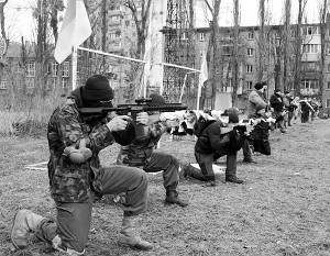 Гражданские лица тренируются с членами Грузинского легиона в Киеве