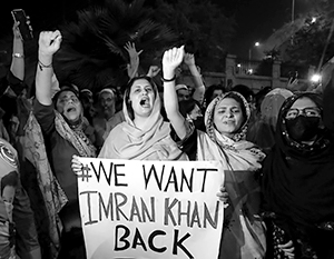 Многотысячные акции протеста с требованием вернуть отставленного премьера проходят в Пакистане