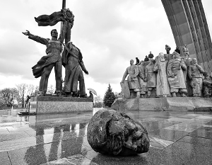 Памятник дружбе народов, снесенный в Киеве