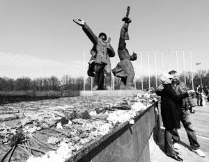 Памятник Освободителям довел руководство Латвии до белого каления