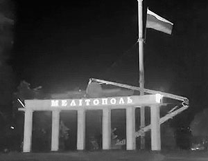 На главной площади временной столицы Запорожской области поднят российский флаг