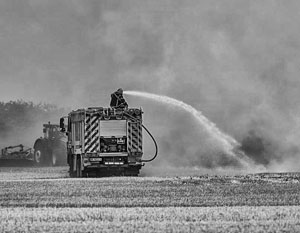 Украина подожгла поля с пшеницей в Запорожской области
