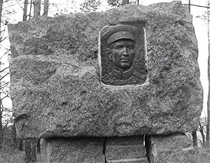 Так выглядел памятник погибшему в Эстонии советскому генералу Потапову. Теперь он бесследно исчез