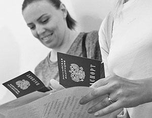 Жители освобожденных территорий получают российские паспорта