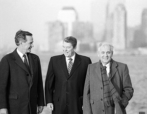 Нью-Йорк. Джордж Буш, Рональд Рейган и Михаил Сергеевич Горбачев, прибывший в США для участия в 43-й сессии Генеральной ассамблеи ООН, во время прогулки на острове Говернорс-Айленд