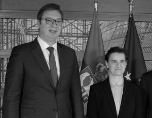 Премьером Сербии уже шестой год подряд остается открытая лесбиянка Брнабич (справа). Президента Вучича (слева) это более чем устраивает