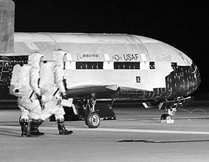 X-37B встречают после посадки