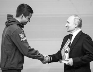 Президент вручил премию в номинации «Волонтер года» добровольцу из Донбасса Владимиру Тараненко
