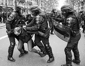 Французская полиция крайне жестоко обходится с протестующими