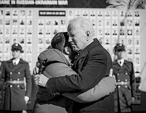 Байден обнимается с Зеленским на фоне фотографий погибших на Евромайдане