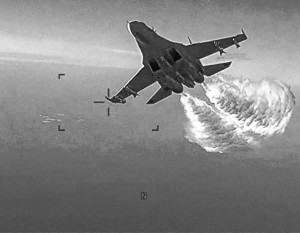 Фрагмент ролика, выпущенного Пентагоном. Су-27 совершает аварийный слив керосина. Или же форсаж?
