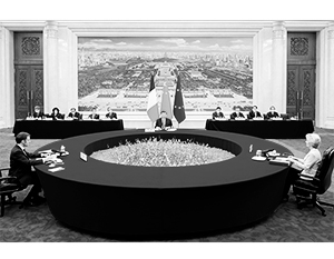 Как бы ни старались администрации Макрона и фон дер Ляйен, от их поездки в Пекин запомнится только стол