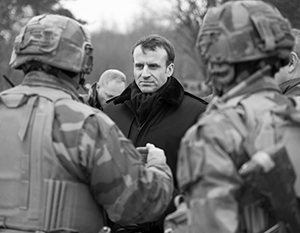 Macron sa pripravuje na militarizáciu Francúzska