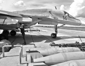 Истребитель-бомбардировщик Су-34 готовится к выполнению боевого задания