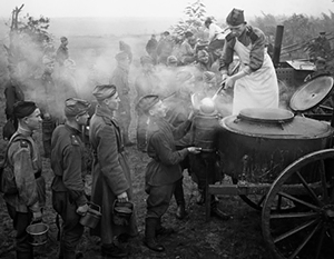 Фотографии времен Великой Отечественной показывают парадную сторону снабжения солдат пищевым довольствием