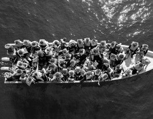 Мигранты перебираются в ЕС через Средиземное море