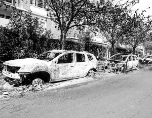 Тысячи машин сожжены погромщиками