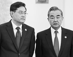 Рокировка в МИД Китая: Ван И (справа) вернулся на позицию министра вместо Цинь Гана