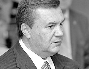 Премьер Виктор Янукович объявил о сложении Кабмином своих полномочий
