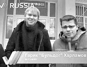 Телеведущие Сергей Светлаков и Гарик Харламов на избирательном участке