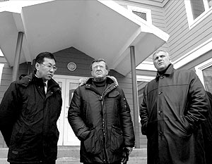 Мэр Невельска Владимир Пак, премьер-министр России Виктор Зубков и губернатор Сахалинской области Александр Хорошавин