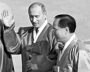 Президент России Владимир Путин и глава администрации Гонконга Дональд Цзэн на совместном официальном фотографировании