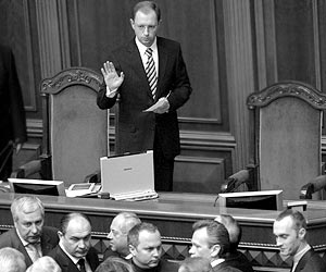 Председатель Верховной Рады Арсений Яценюк должен неуклонно соблюдать регламент парламента