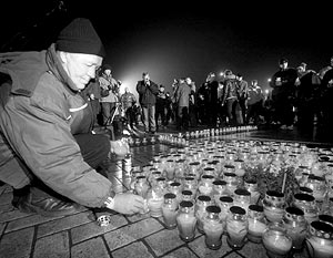 В Москве участники акции от этого огня зажгли свечи во славу России