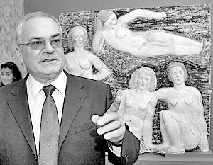 Председатель Комитета по культуре Николай Буров у картины Пелагеи Шуриги «Отдых»