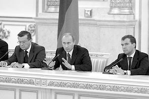 Премьер-министр РФ Виктор Зубков, президент России Владимир Путин и первый вице-премьер РФ Дмитрий Медведев