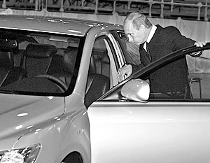 Владимир Путин открыл водительскую дверь, заглянул внутрь, осмотрел салон и приборную панель