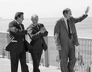 Федеральный канцлер ФРГ Герхард Шредер, президент России Владимир Путин и президент Франции Жак Ширак (слева направо) во время прогулки по Набережной Светлогорска.