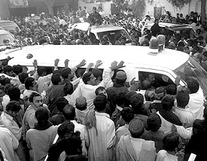В последний путь Бхутто провожали тысячи человек