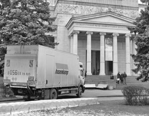 В пятницу в Москву на трех грузовиках прибыла последняя партия картин Пушкинского музея