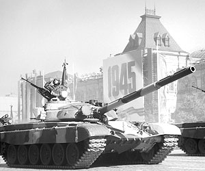  Танк Т-80 во время парада войск на Красной площади в Москве, 1990 год