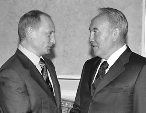  Президенты России и Казахстана Владимир Путин и Нурсултан Назарбаев (слева направо) во время встречи в президентском дворце.