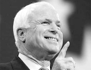 У республиканцев лидерство упрочил сенатор от Аризоны 71-летний ветеран вьетнамской войны Джон Маккейн