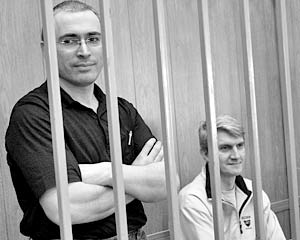 Михаил Ходорковский и Платон Лебедев в здании Мещанского суда