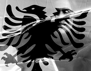 Евросоюз руками Марти Ахтисаари запретил косоварам иметь на национальных символах красный цвет и черных орлов