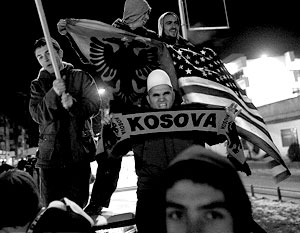 Косовские албанцы уже с утра начали праздновать свою победу