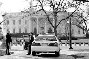 За время президентства Буша-младшего общественности стали известны несколько случаев проникновения на территорию официальной резиденции президента США