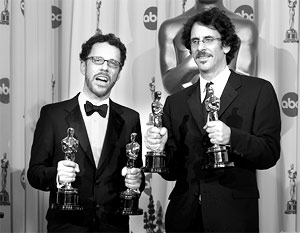 Братья  Джоэл и Этан Коэны завоевали «Оскаров» в двух главных категориях - лучший фильм года и лучшая режиссура