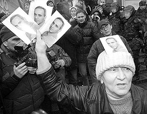 Участники несостоявшегося марша вместо плакатов использовали фотографии Гарри Каспарова