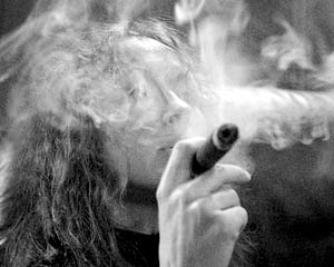 Госдума рассмотрела три альтернативных законопроекта, предусматривающих административную ответственность за курение в неустановленных местах