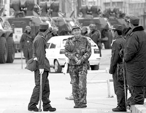 Подразделения китайской полиции и армии, стянутые к исторической столице Тибета Лхасе, уже начали вести патрулирование