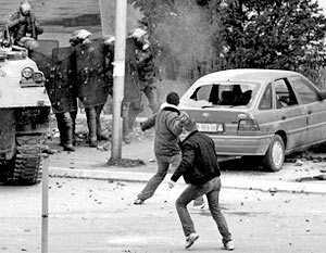 Когда сотрудники подразделения полиции ООН и сил KFOR повезли заключенных, на конвой напали сербы